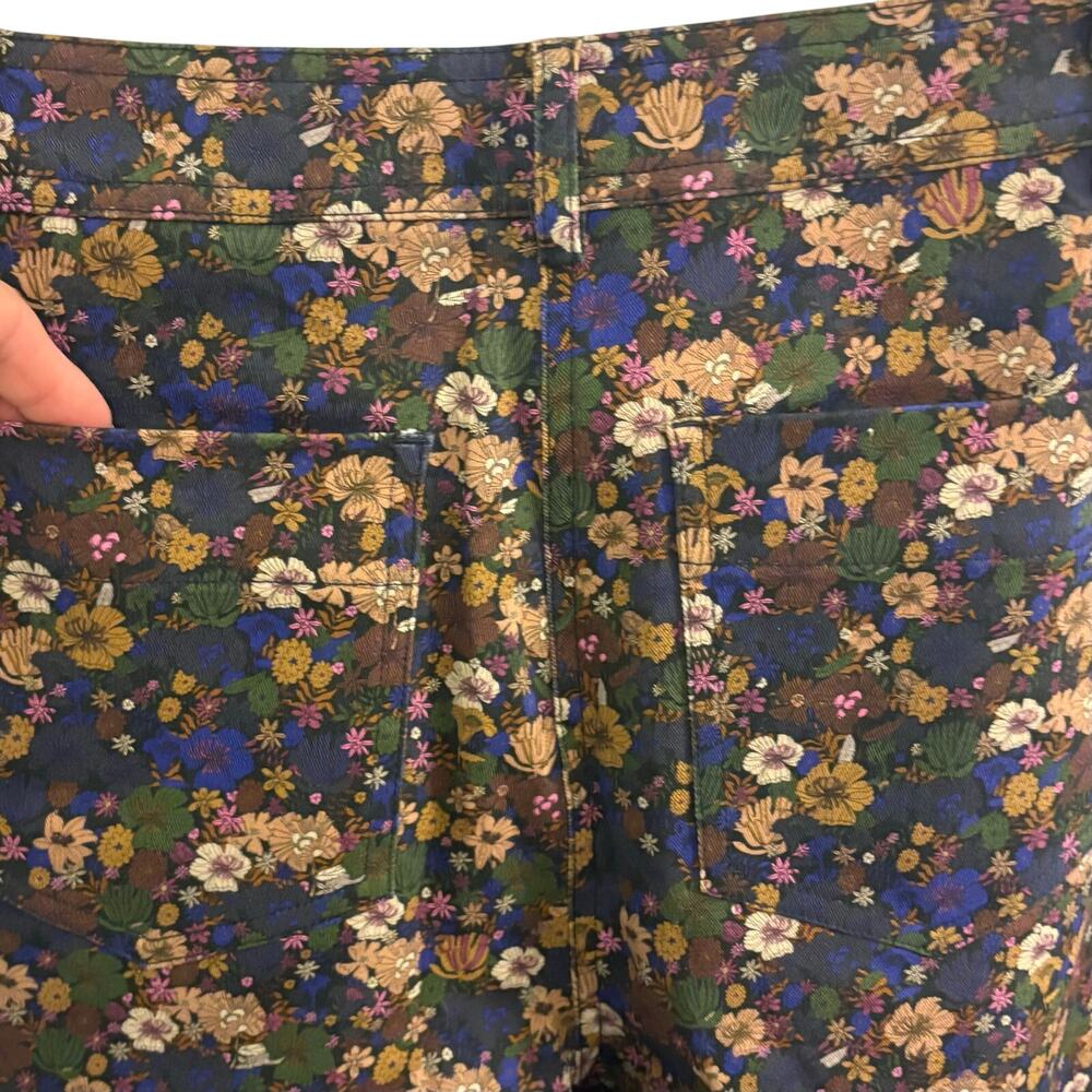 Vilagallo Floral Pants. Size 38
Made in Madrid
Size Medium 8/10 - Picture 4 of 7